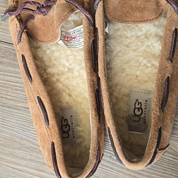 UGG Dakota Tie Bow Loafer - Picture 4 of 8